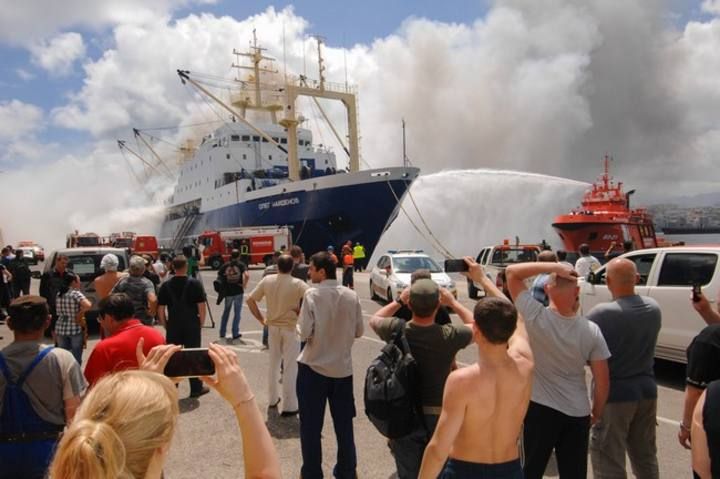 Incendio en el pesquero ruso Oleg Naydenov, atracado en el dique Reina Sofía