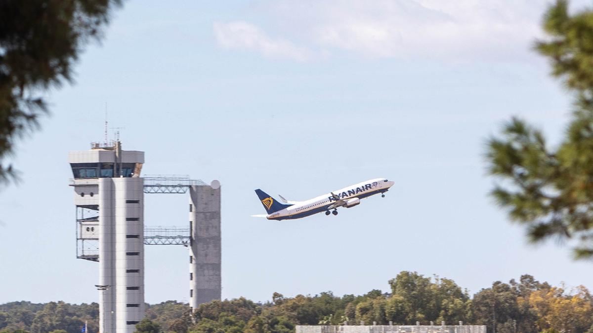 Un avión despega del aeropuerto Alicante-Elche en una imagen de archivo.