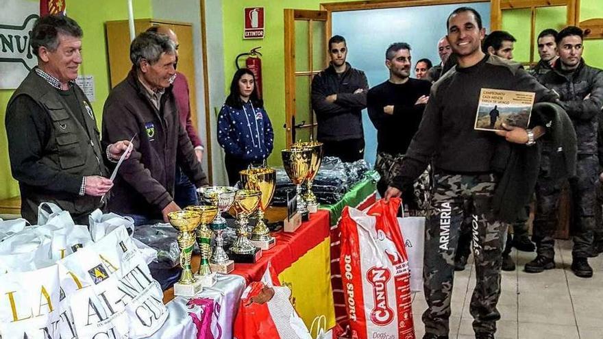 Lucas Arribas, recibiendo los premios como campeón provincial.