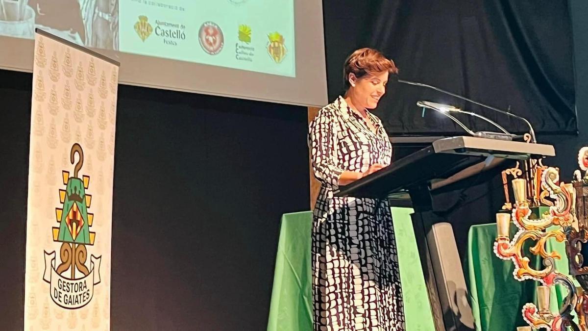 La artista  Vanesa Pérez, presidenta de la Associació d’artistes gaiaters durante el homenaje a Pepín Marco en el Palau de la Festa.