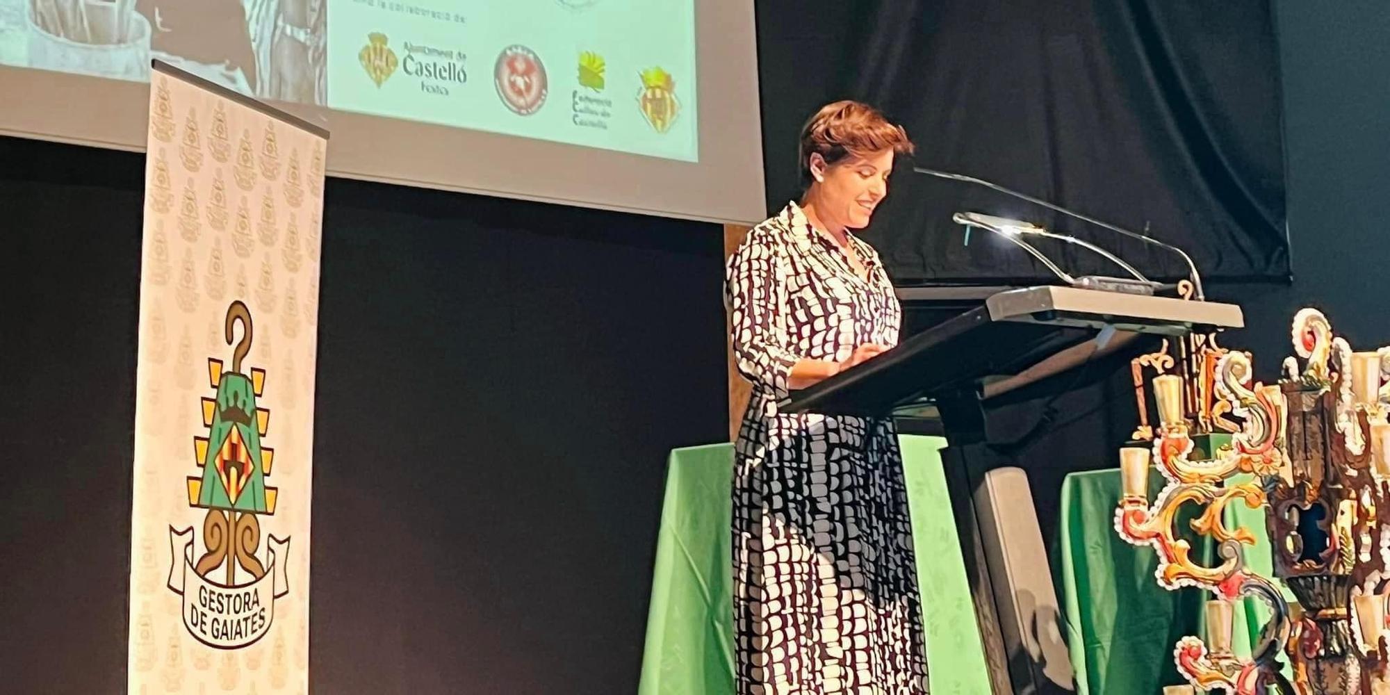 La artista  Vanesa Pérez, presidenta de la Associació d’artistes gaiaters durante el homenaje a Pepín Marco en el Palau de la Festa.