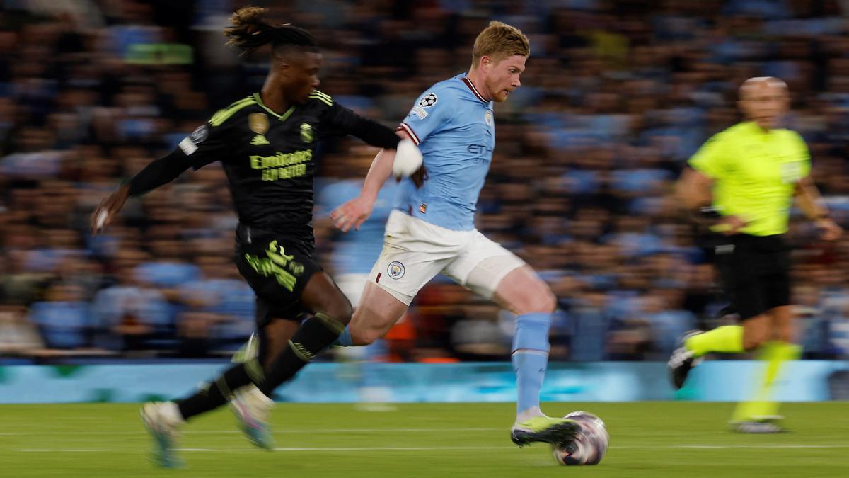 De Bruyne se escapa de Camavinga durante el City-Madrid de la Champions.