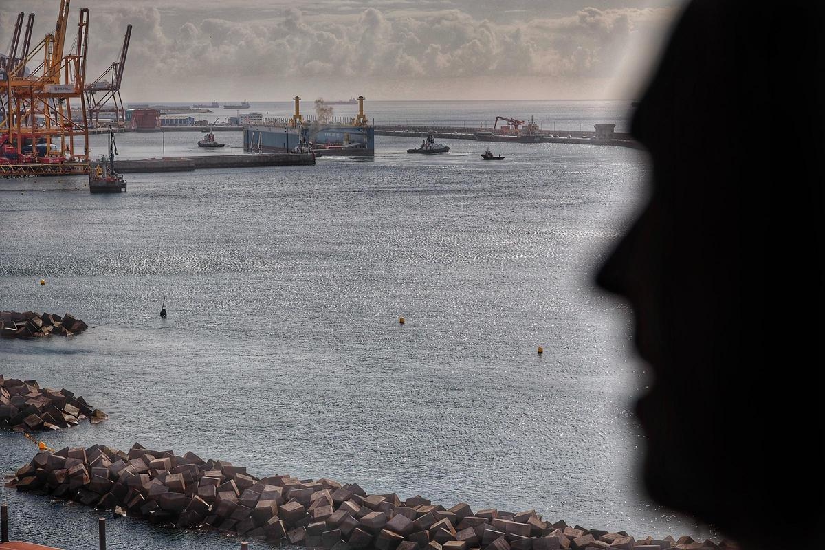 Llegada del primer dique flotante al Puerto Santa Cruz de Tenerife desde China Llegada del primer dique flotante al Puerto Santa Cruz de Tenerife desde China