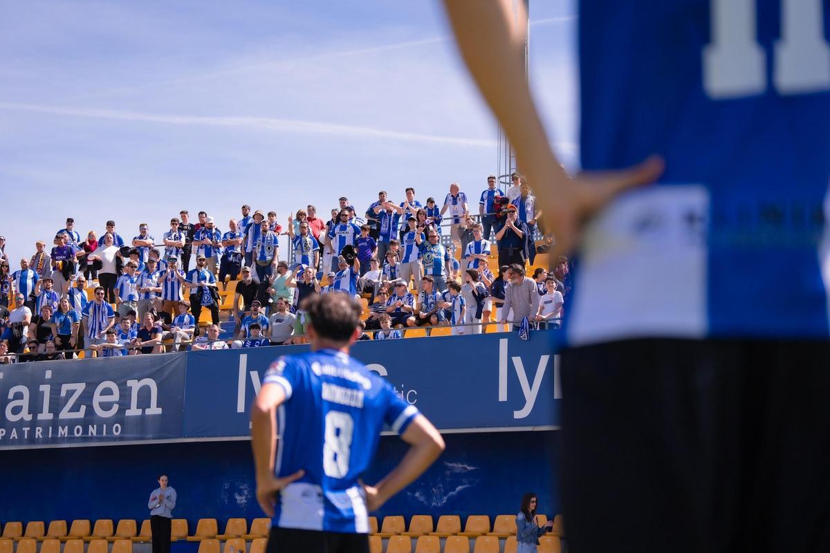 Los jugadores del Hércules escuchan los pitos de la hinchada blanquiazul presente en Santo Domingo.