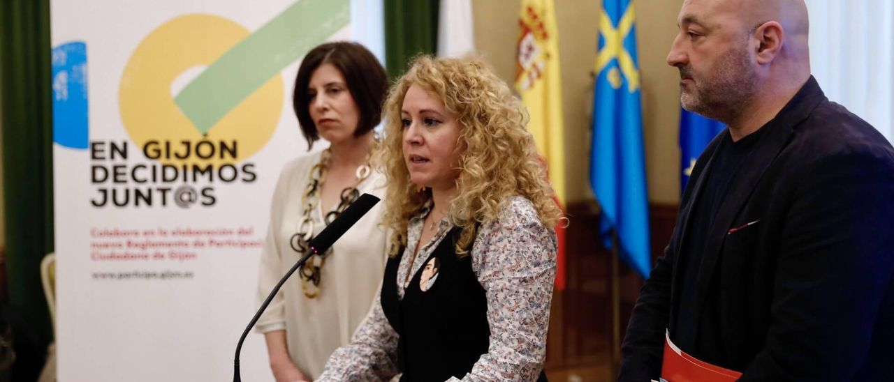 Por la izquierda, María Muñiz, Cristina Antuña y Guzmán Pendás, ayer, explicando la campaña de consulta ciudadana.