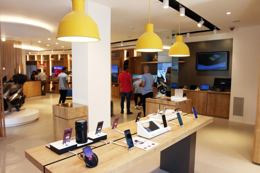CaixaBank inaugura en Málaga una tienda de venta de móviles y electrodomésticos.