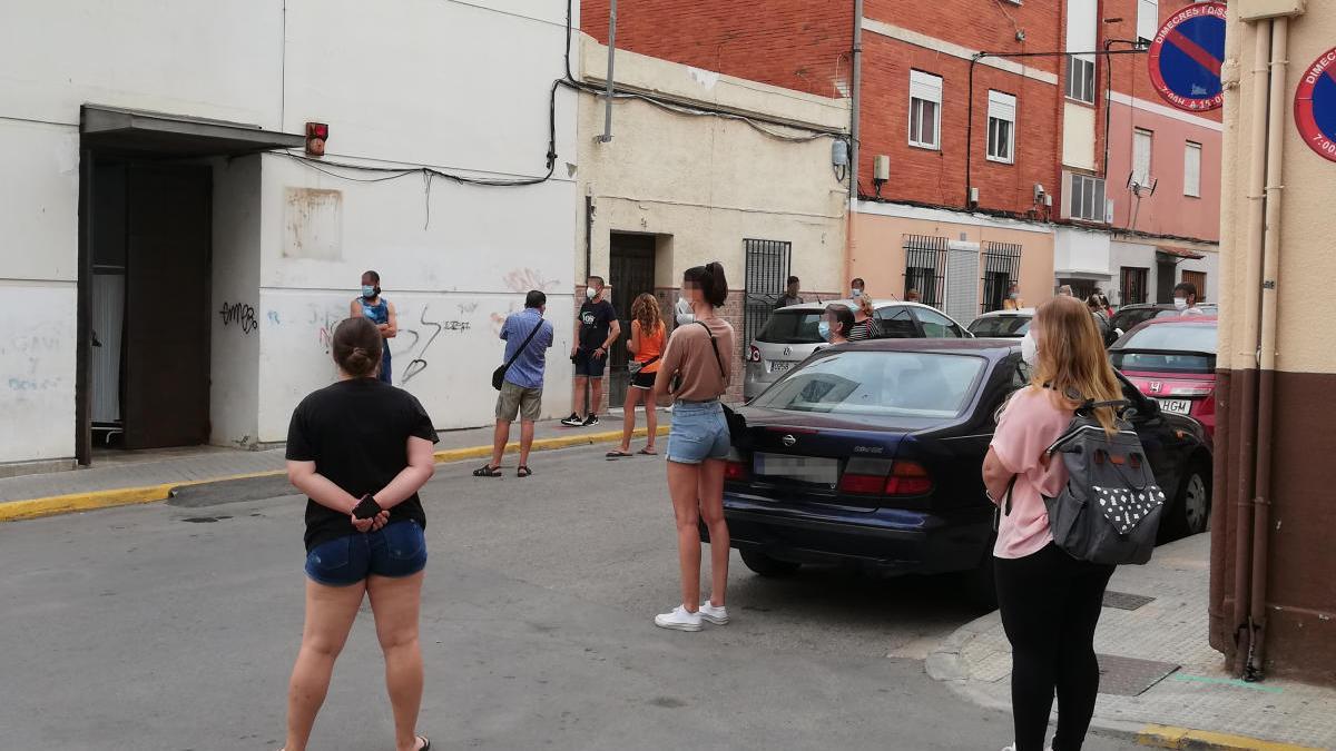 Colas en la puerta trasera del ambulatorio para hacerse las PCR.