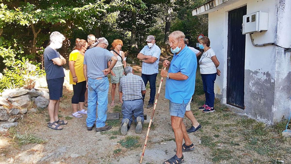 Los vecinos de Sotillo, concentrados a las puertas del depósito. | A. S.