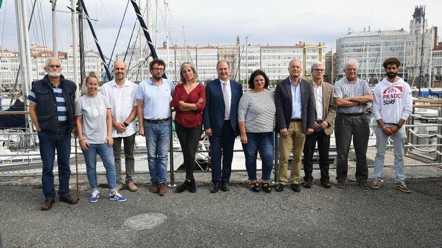 Organizadores y colaboradores del Festival Mar de Mares, con su directora Silvia Oviaño en el centro.