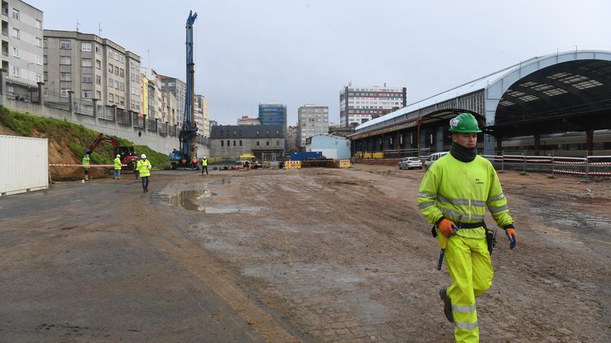 La obra de la Intermodal de A Coruña empieza la cimentación y demuele varias naves de Adif