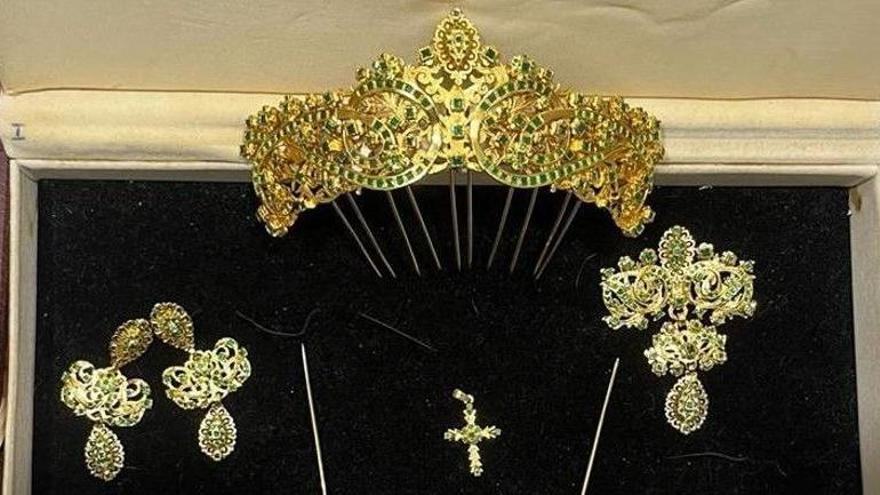 Übergabe der königlichen Insignien an María Collados und Nayra Luque. So sehen diese Stücke aus