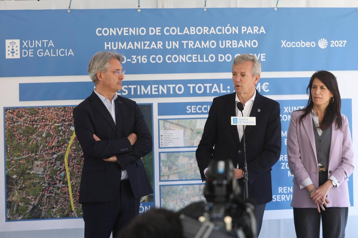El alcalde de O Grove, el presidente de la Xunta y la conselleira de Infraestruturas, en la presentación del proyecto realizada esta tarde.