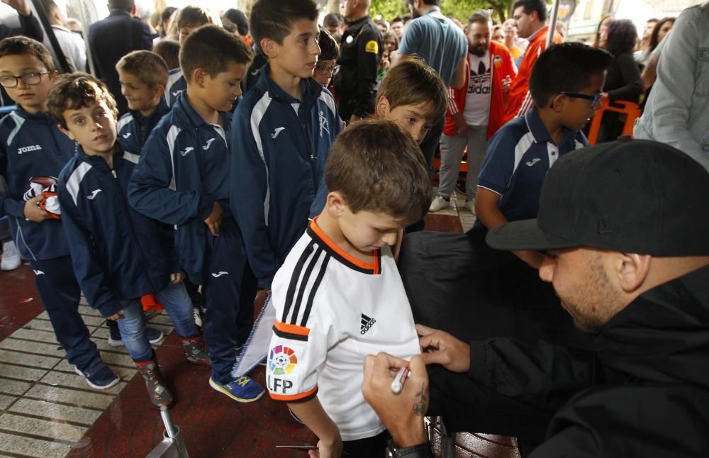 Zaza y Rodrigo con los aficionados en Requena