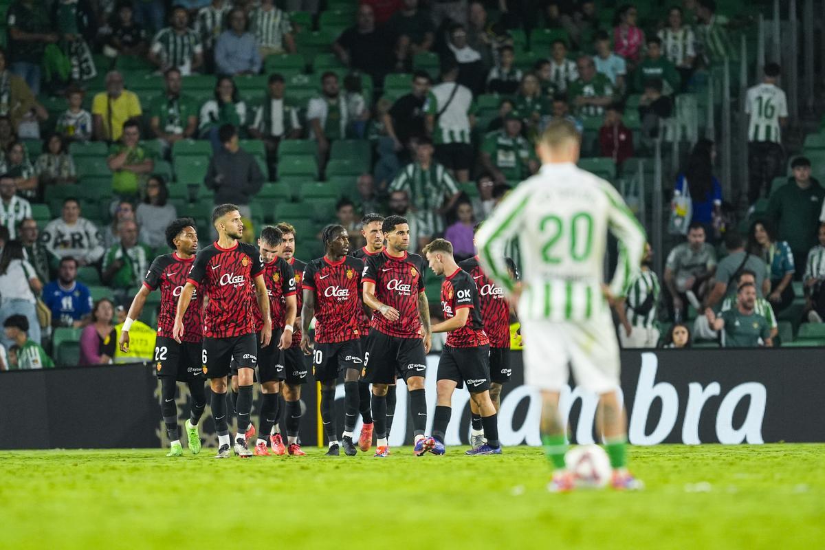 Valery Fernández del RCD Mallorca celebra un gol durante el partido de fútbol de la liga española, La Liga EA Sports, jugado entre el Real Betis y el RCD Mallorca en el estadio Benito Villamarín el 23 de septiembre de 2024, en Sevilla, España.