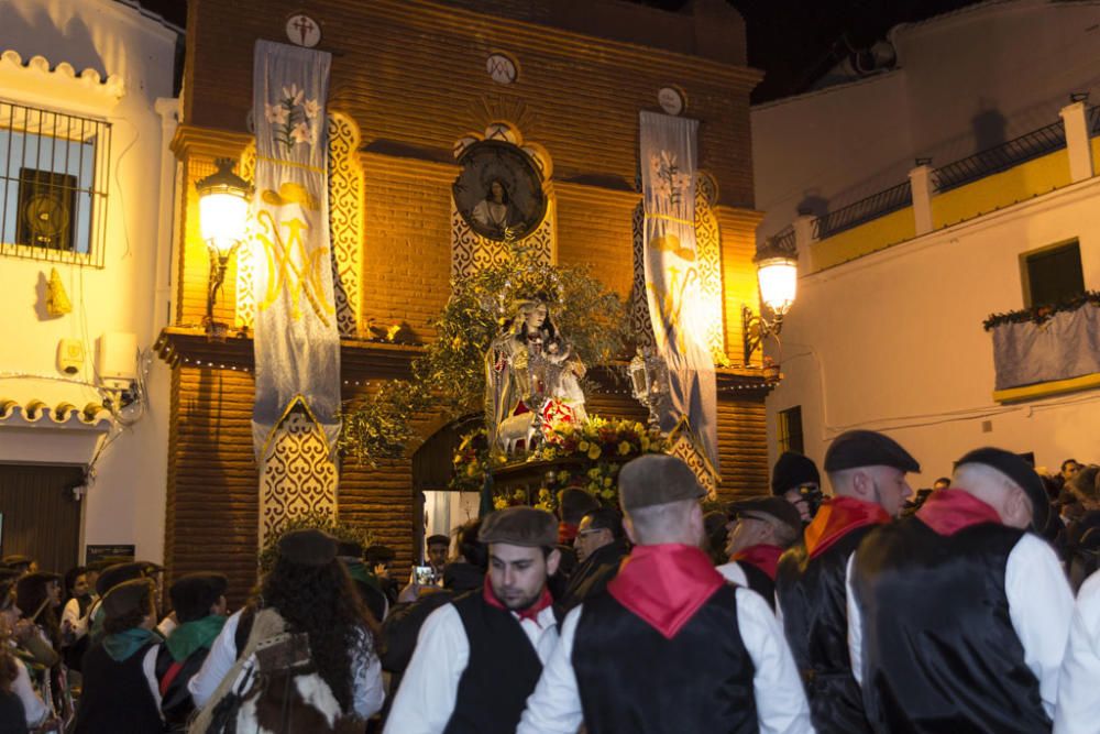 Fuego y villancicos acompañaron el camino de la Divina Pastora desde la ermita de la Veracruz