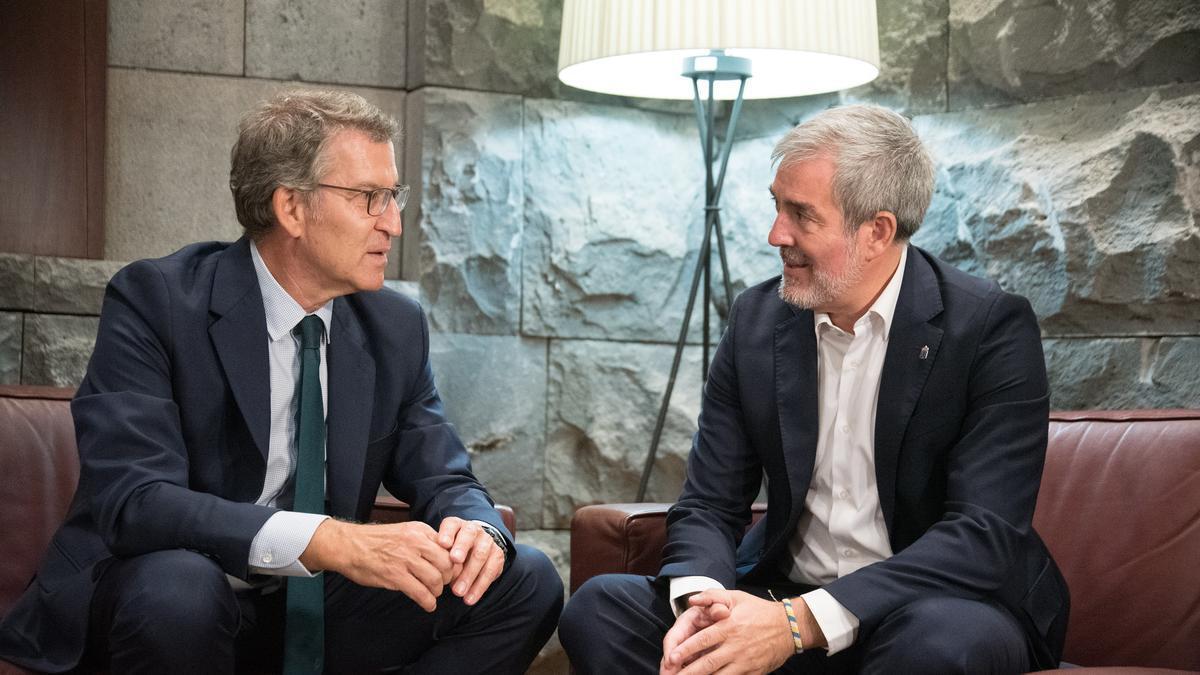 El presidente de Canarias, Fernando Clavijo (d), mantiene una reunión con el líder de la oposición y presidente del PP, Alberto Núñez Feijóo (i), en la sede de la Presidencia del Gobierno de Canarias.