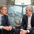 El presidente de Canarias, Fernando Clavijo (d), mantiene una reunión con el líder de la oposición y presidente del PP, Alberto Núñez Feijóo (i), en la sede de la Presidencia del Gobierno de Canarias.