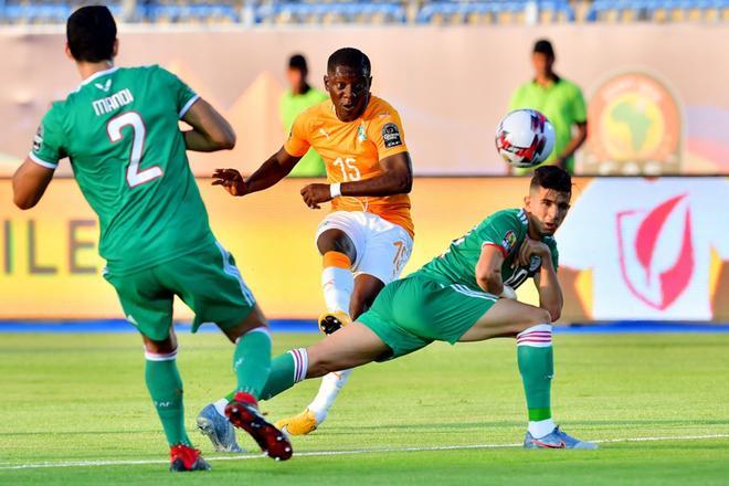 El delantero de Costa de Marfil Max-Alain Gradel (C) patea la pelota durante el partido de fútbol de cuartos de final de la Copa de África 2019 (CAN) entre Costa de Marfil y Argelia en el estadio de Suez en Suez.