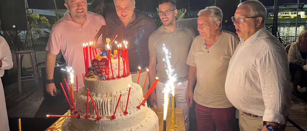 Roger Pallarols, Vicent Llorca y los presidentes del Gremi de Restauradors soplando las velas de cumpleaños