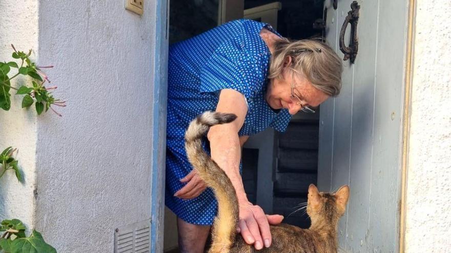 Amb 82 anys, Gabrielle Dargaud camina 10 km diaris per cuidar els gats de Cadaqués: "És una lluita sense fi"