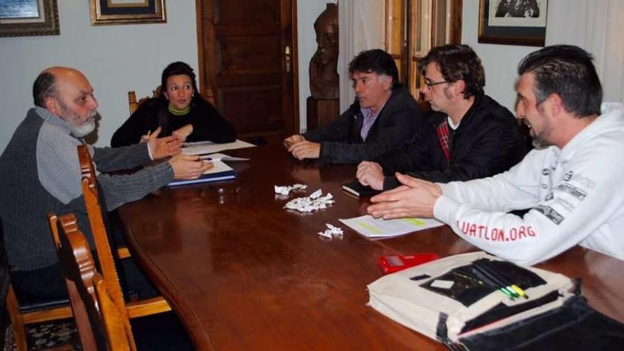 La reunión convocada por Noemi Outeda para informar a la oposición sobre la ordenanza reguladora de las ayudas por hijos. // Muñiz