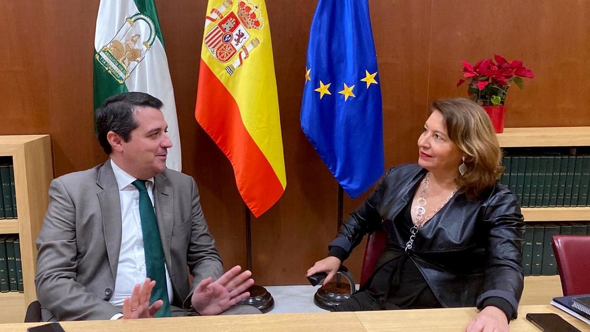 La consejera de Agricultura, Carmen Crespo, y el presidente de la Federación Andaluza de Municipios y Provincias y alcalde de Córdoba, José María Bellido.