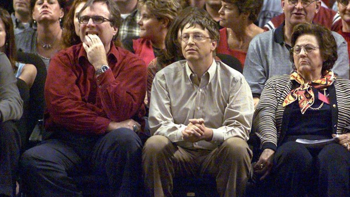 Paul Allen y Bill Gates viendo un partido de la NBA
