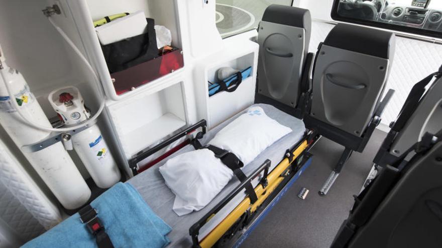 Interior d&#039;una ambulància de transport no urgent, amb una llitera i seients