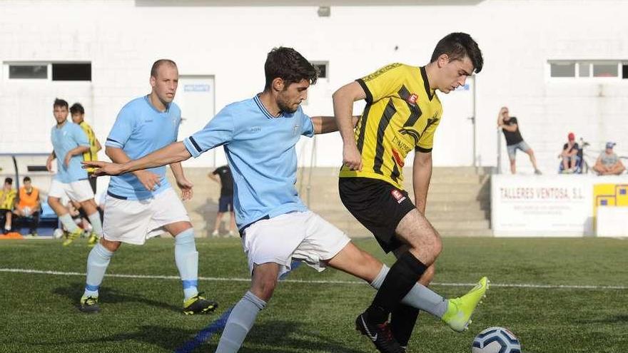 El aurinegro Brais es presionado ayer por un rival en el Agolada-Atlético Riveira. // Bernabé/Javier Lalín