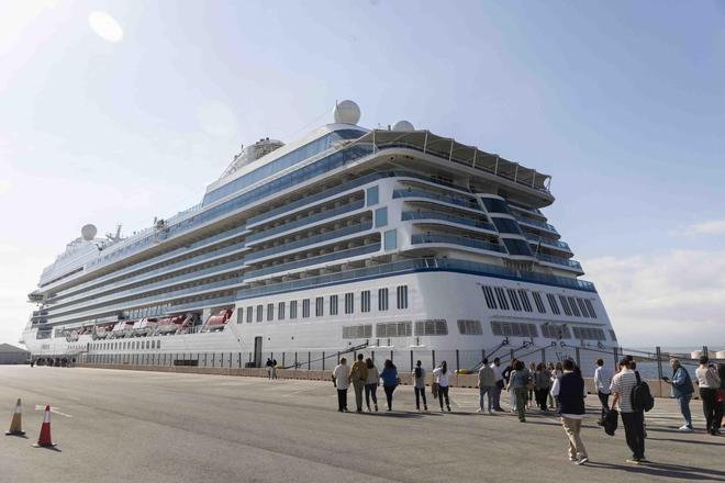Un recorrido por el buque 'Oceania Vista' que ha hecho escala en el Puerto de València