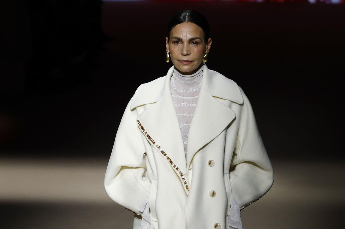 La actriz y modelo Inés Sastre muestra una creación de Simorra durante un desfile celebrado este viernes en el marco de la Semana de la Moda de Madrid (MBFW)