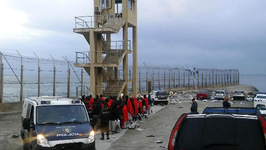 Dos inmigrantes mueren en el asalto al vallado de la frontera de Ceuta