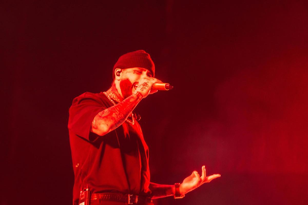 Nicky Jam se luce en el escenario del festival Costa Feira ante más de 7.000 personas