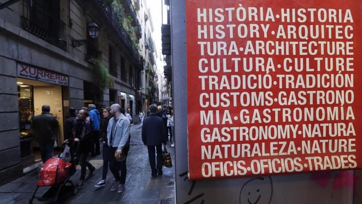 Un cartel rotulado en diferentes idiomas, en el centro de Barcelona.