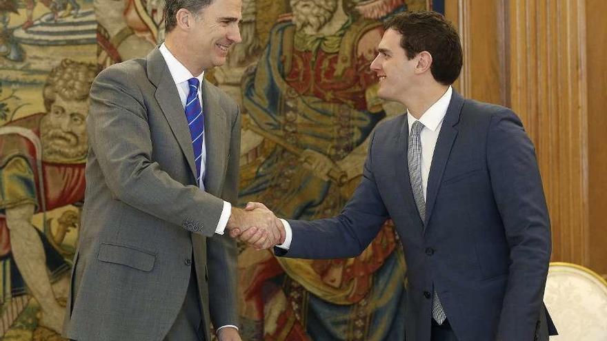 El Rey saluda a Albert Rivera al comienzo de su encuentro de ayer. // Reuters