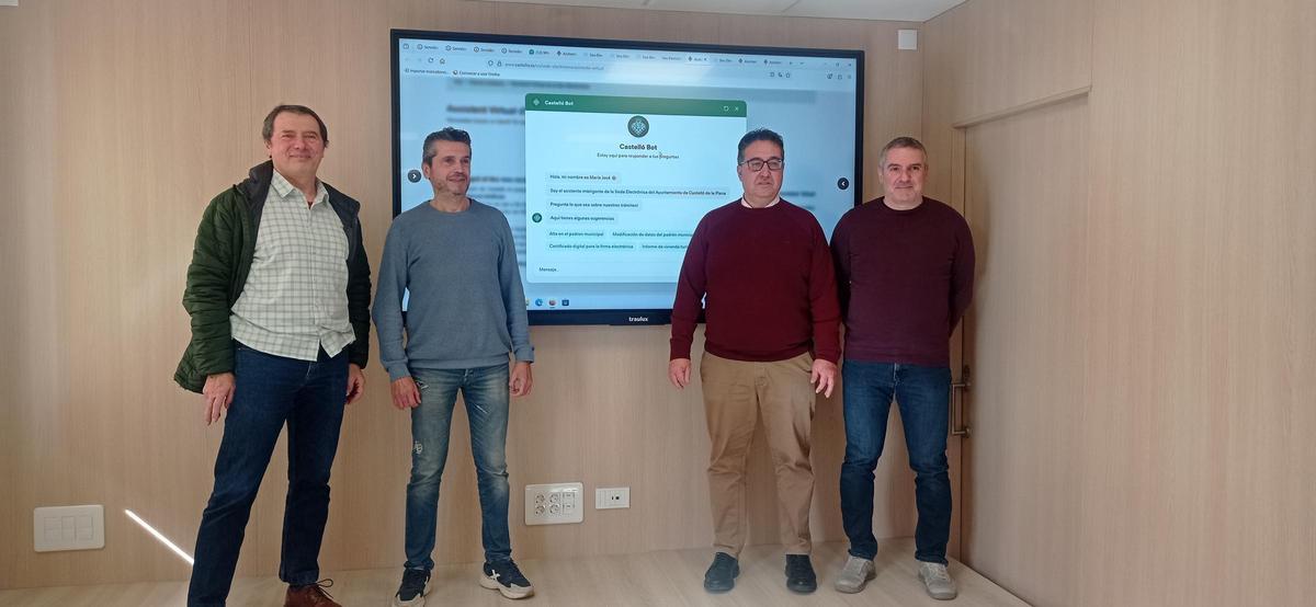 El concejal Paco Cabañero junto a los funcionarios del área de Modernización del Ayuntamiento de Castelló, este lunes.