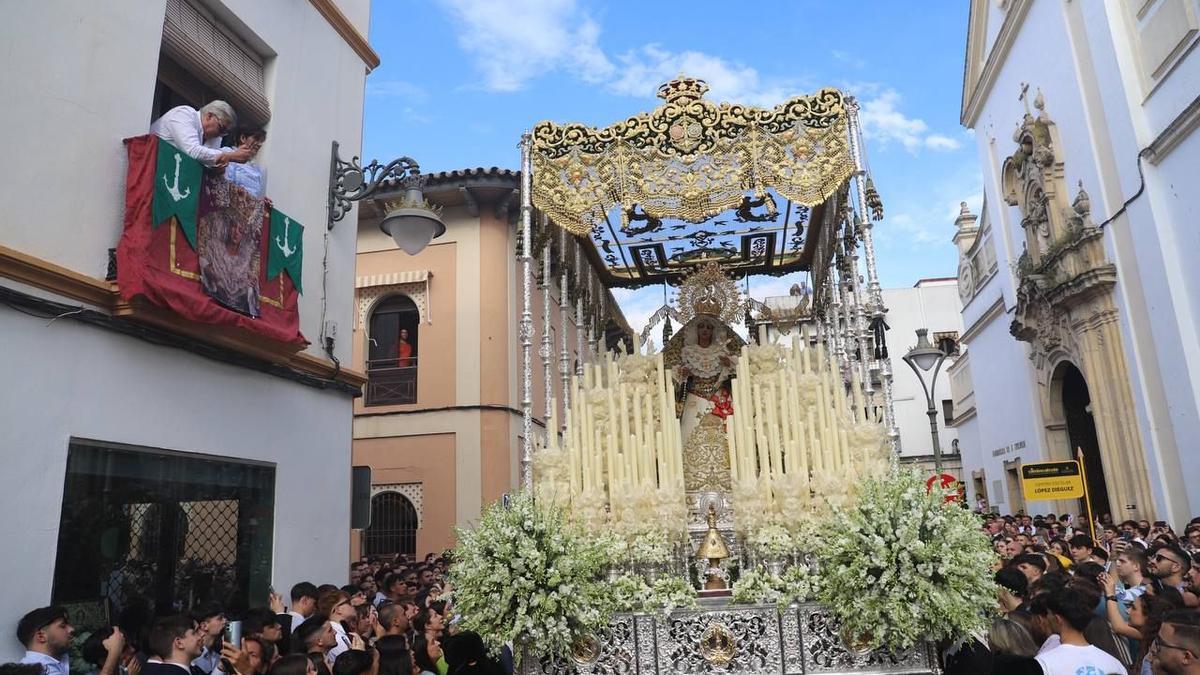 Estreno de la bambalina del paso de palio de la Virgen de la Esperanza