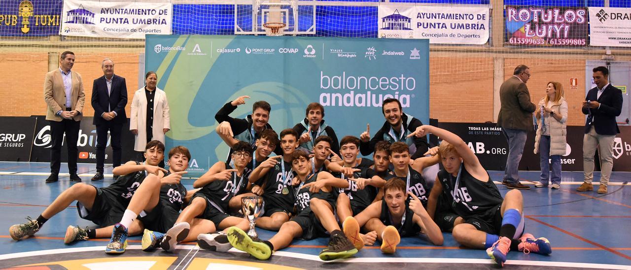 La selección cordobesa infantil masculina de baloncesto celebra el título conquistado.