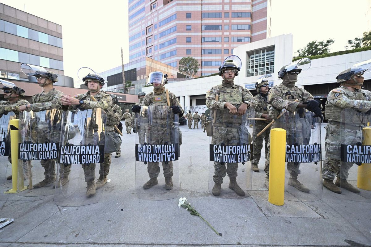 Militares desplegados en Los Ángeles enviados por Trump.