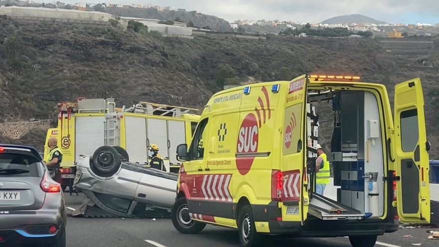 Aparatoso vuelco de un coche en el Puente de Silva (23/08/2021)