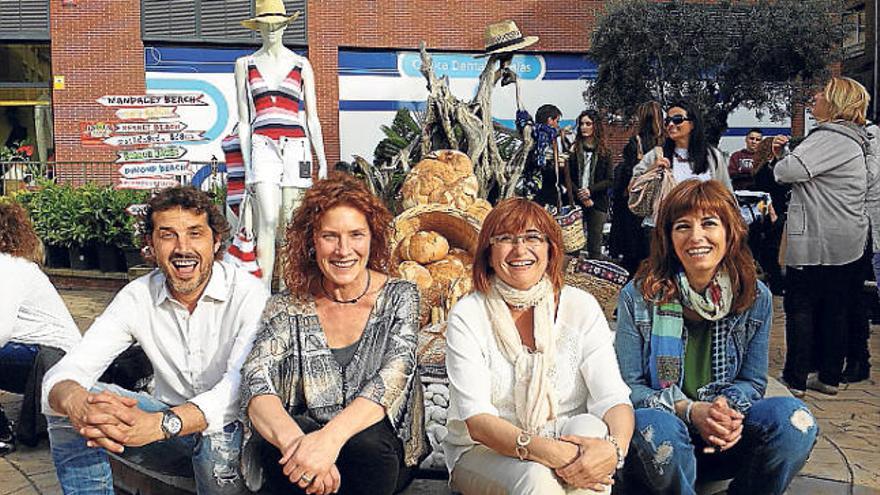 D&#039;esquerra a dreta, David i Neus Suàrez, Puri Morales i Rosa Maria Abadal (Forn de Cabrianes), ahir a la festa celebrada a Món Verd