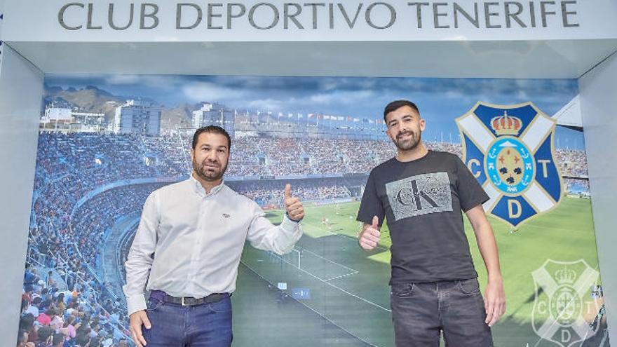 Alberto Jiménez (d), junto con Juan Carlos Cordero, tras la renovación del jugador.