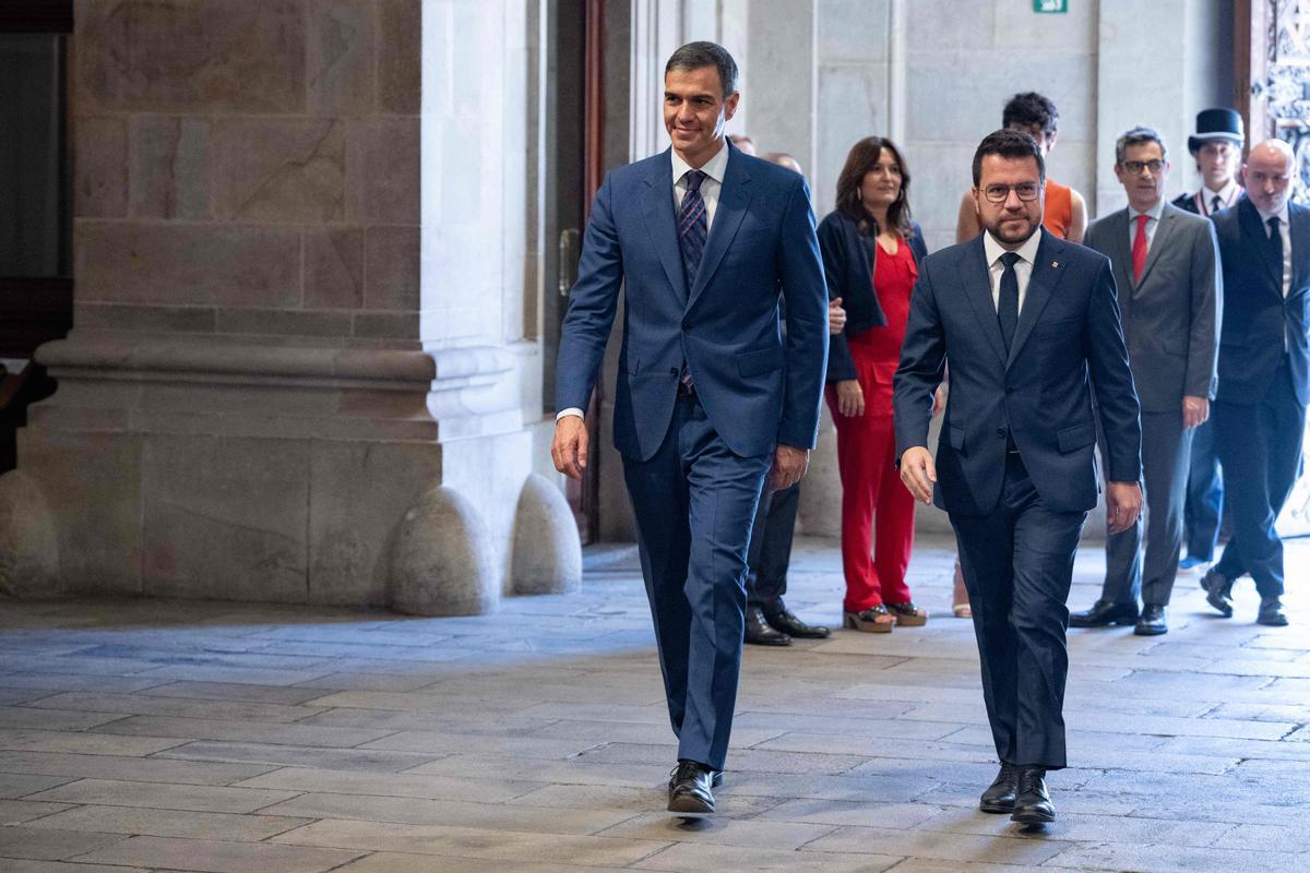 Pedro Sánchez y Pere Aragonès caminan por el interior del Palau de la Generalitat, este miércoles.