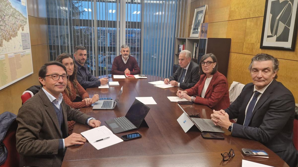 El conseyeru de Movilidá, Alejandro Calvo, preside la xunta del conceyu d'alministración de la Zalia, al que tamién pertenez la presidenta del Puertu de Xixón, Nieves Roqueñí (segunda pela derecha).