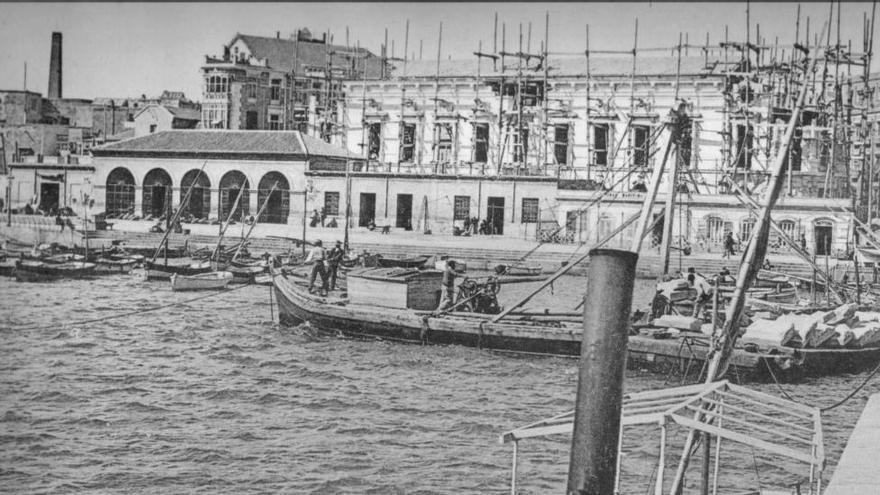 Antigua dársena de botes, a la izquierda la Pescadería y al fondo el Palacio Consistorial durante su construcción.