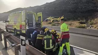 Excarcelado y evacuado en helicóptero tras chocar contra un camión en Gran Canaria