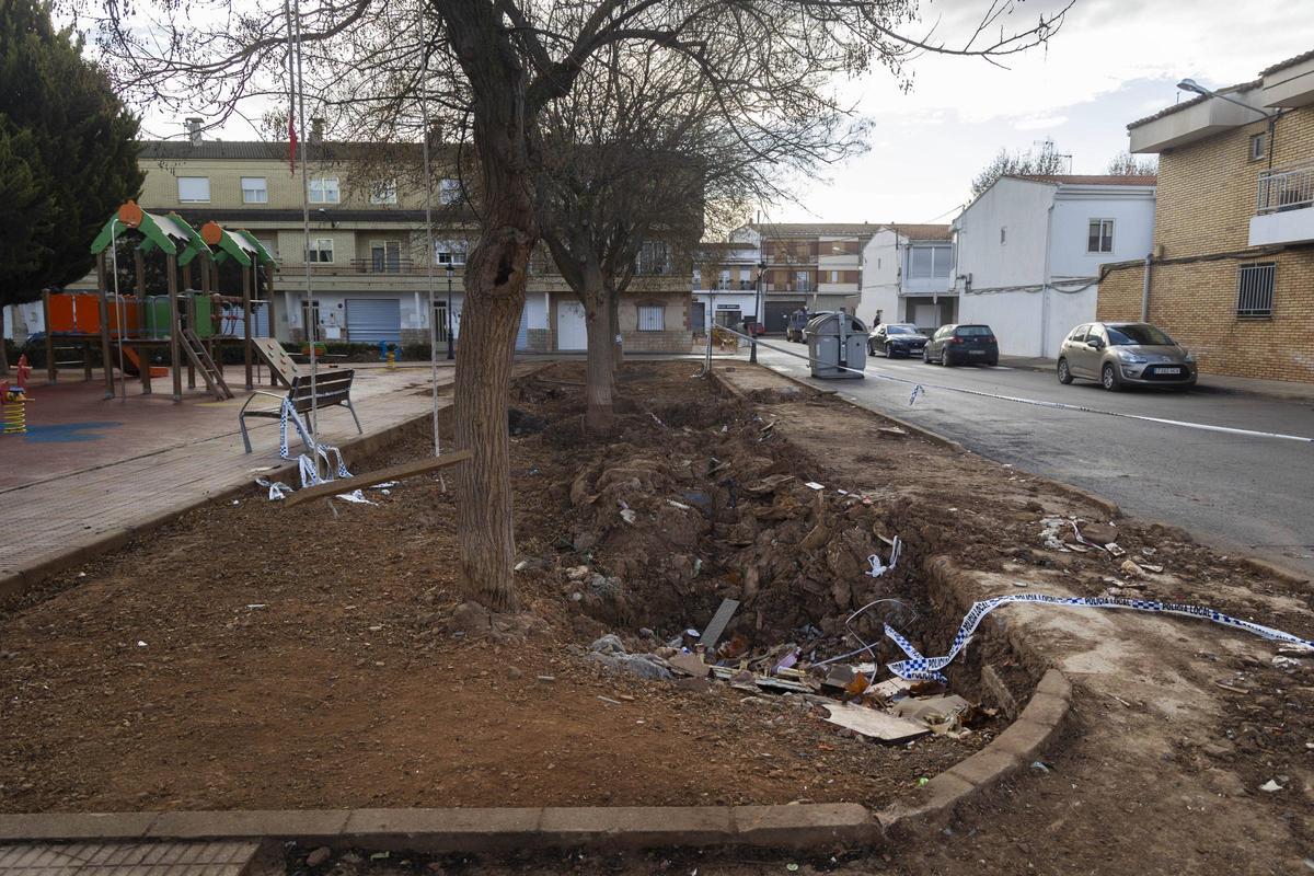 El parque junto a la calle Cruz Roja de Utiel, aún con destrozos visibles de la riada.