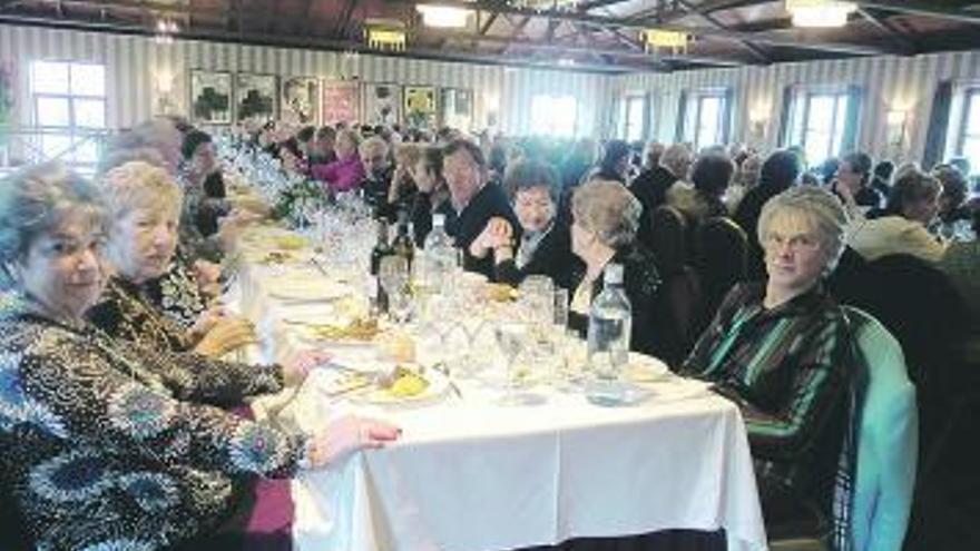 Participantes en la comida navideña cabraliega.