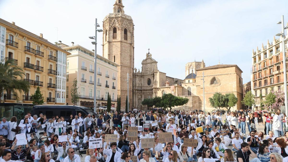 Concentración de médicos exigiendo más mejoras laborales