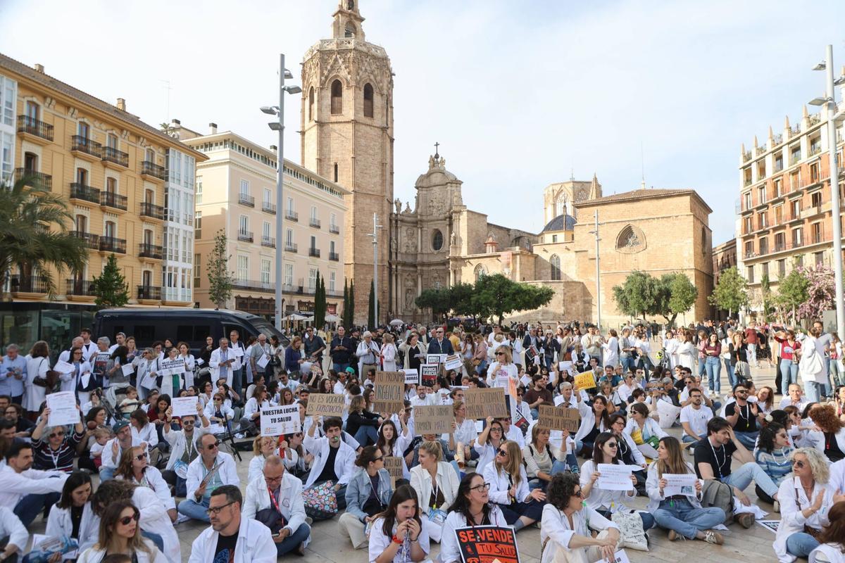 VALENCIA. VLC. Concentración de médicos exigiendo más mejoras laborales